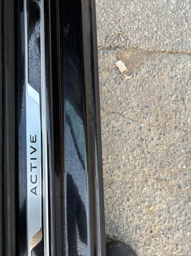 Volkswagen Polo Active noire - vue de côté 3